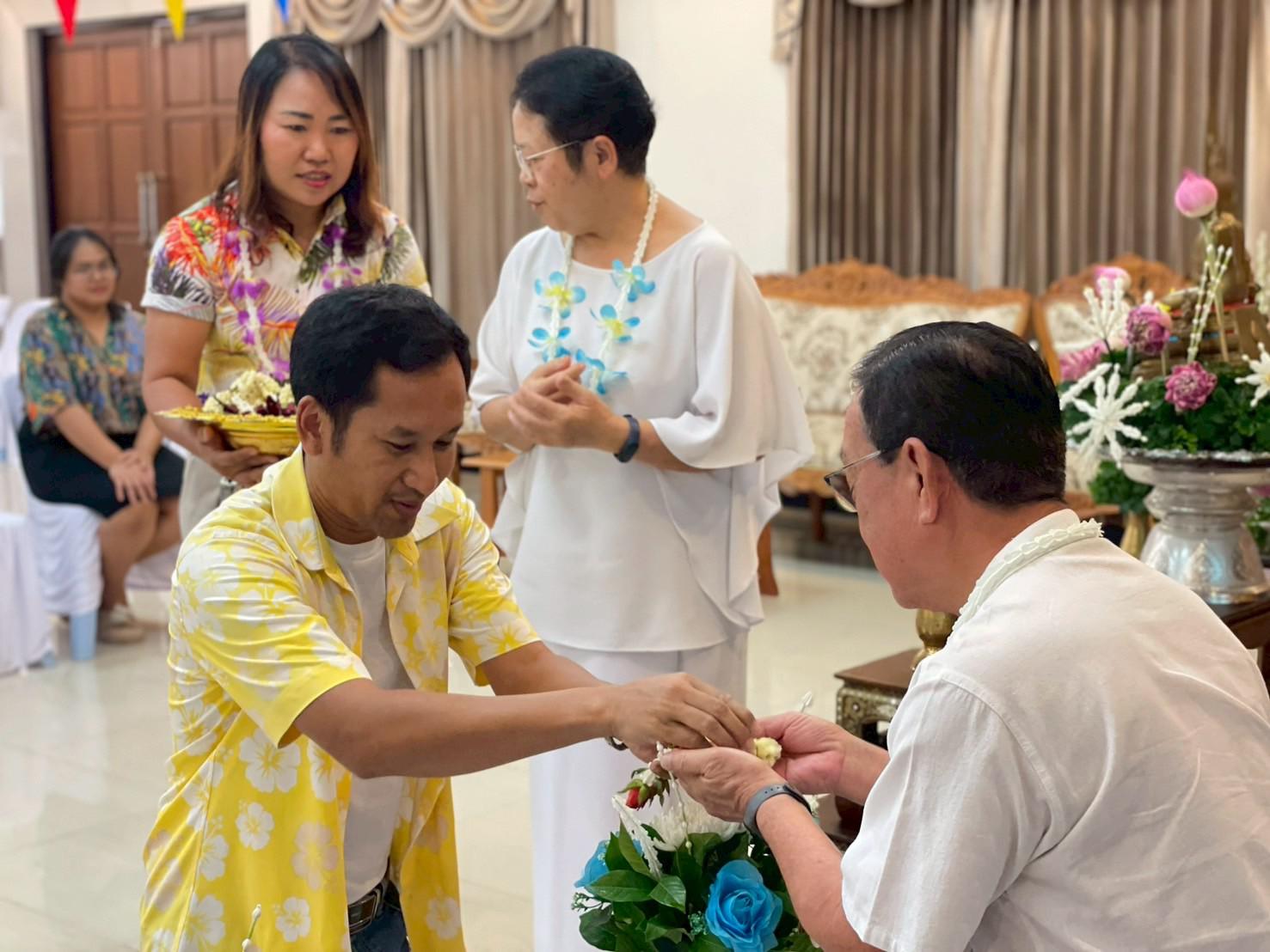 75. วันที่ 26 เมษายน 2568 สาขาการบริหารการศึกษา ได้จัดกิจกรรมรดน้ำดำหัวคณาจารย์ระดับบัณฑิตศึกษา ประจำสาขาการบริหารการศึกษา ณ ห้องประชุมครุร่มสัก 1 ชั้น 3 อาคารคณะครุศาสตร์